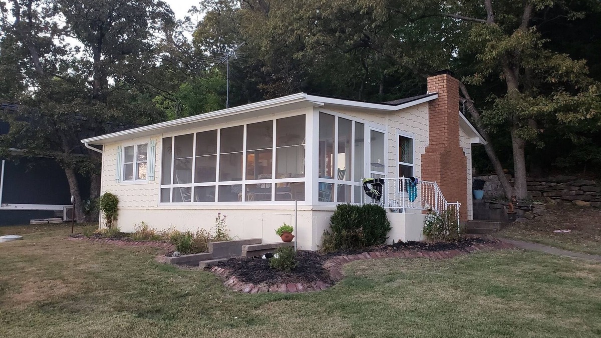 Fort Scott Cottage | Cozy Lakeside Cottage