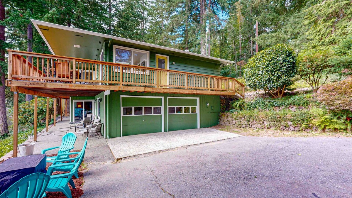 East Olympia House | Cozy lakeside home with kayaks for use and private dock