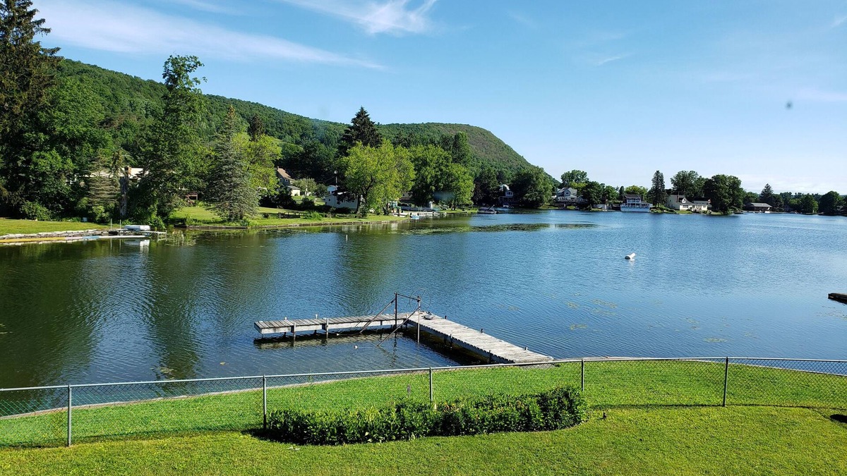 Homer House | Cozy Lakeside Retreat - New HOT TUB, Pedal Boat & Kayaks!