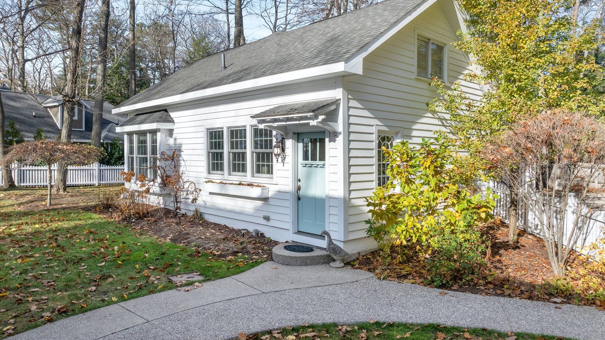 Forest Beach House | Cozy Lakeview Carriage House – Your Perfect Vacation Escape!