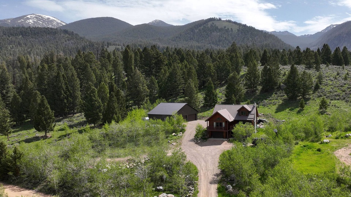 Polaris House | Cozy Large Cabin with hot tub and skiing and hot springs near by! Trails galore!
