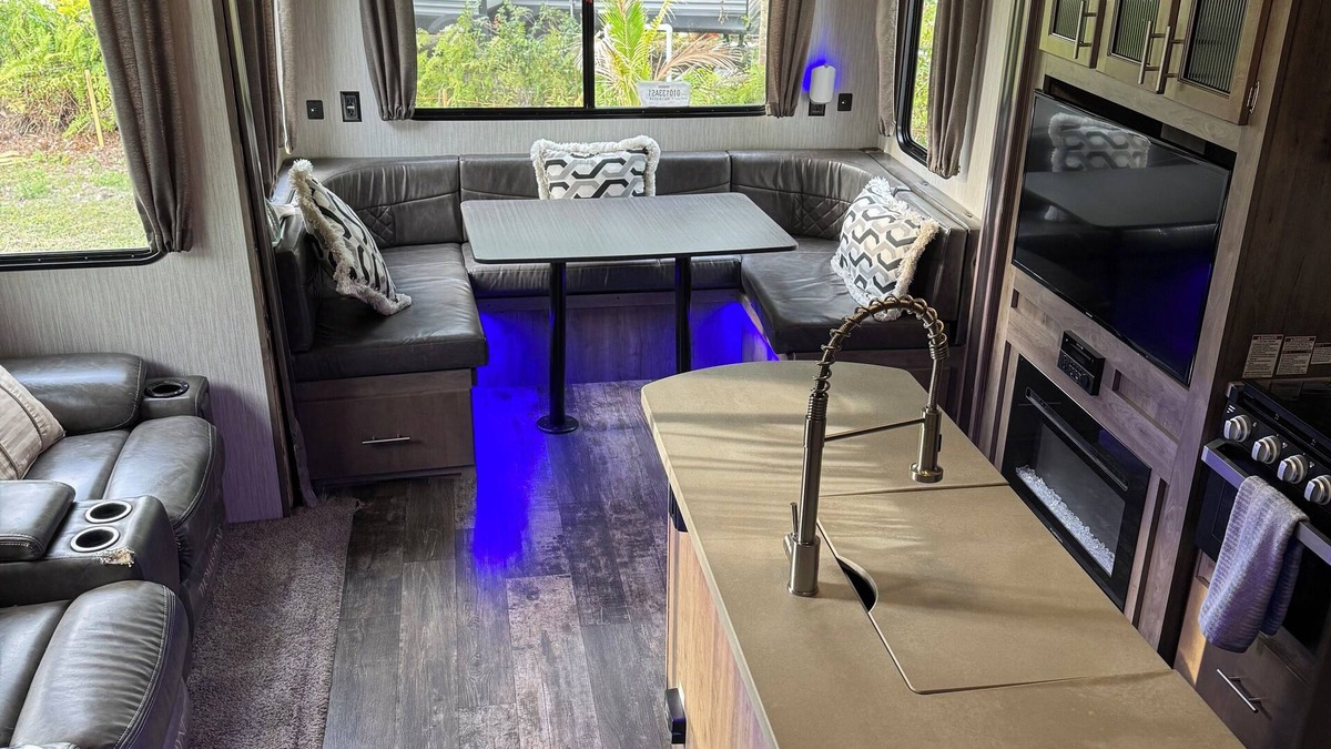 Alabama Grove Terrace House | Cozy, Large RV in Pleasant Fort Myers with AC, Free WiFi by Park and River