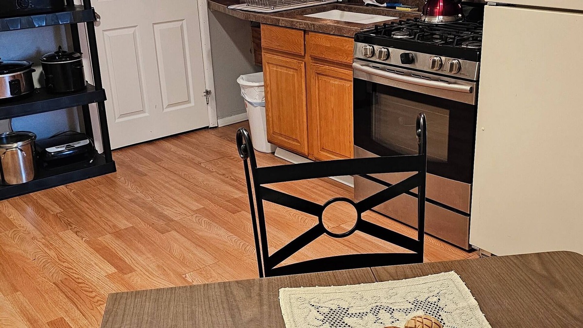 Craig House | Cozy little apartment in a quiet neighborhood in town. Dog friendly.