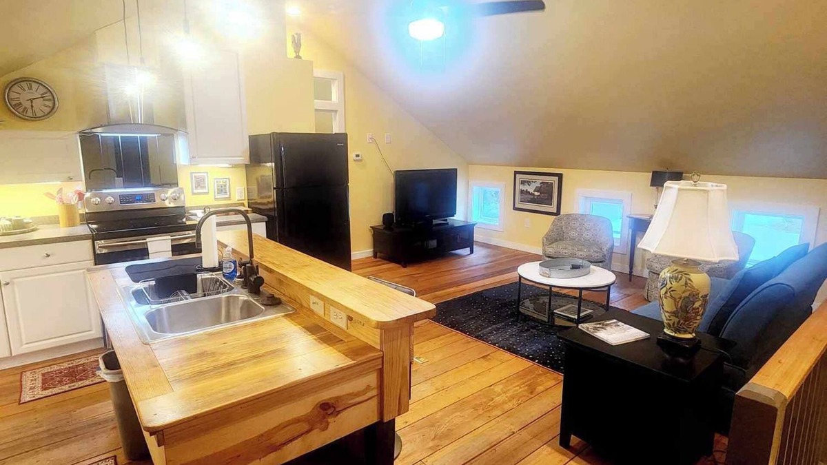 Summerville Historic District House | Cozy Loblolly Loft in charming Summerville