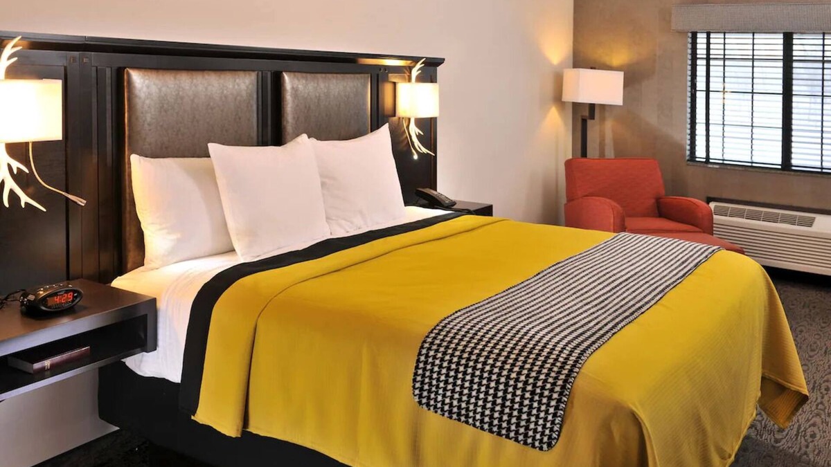Independence Hotel | Cozy Lodge-Style Retreat in Kansas City with Unique Rustic Decor