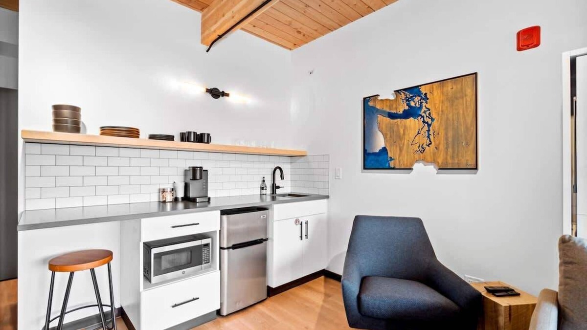 West Central Apartment | Cozy loft in Kendall Yards Suite-4