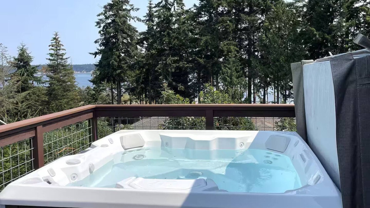 Adelma Beach House | Cozy loft with water view and saltwater hot tub
