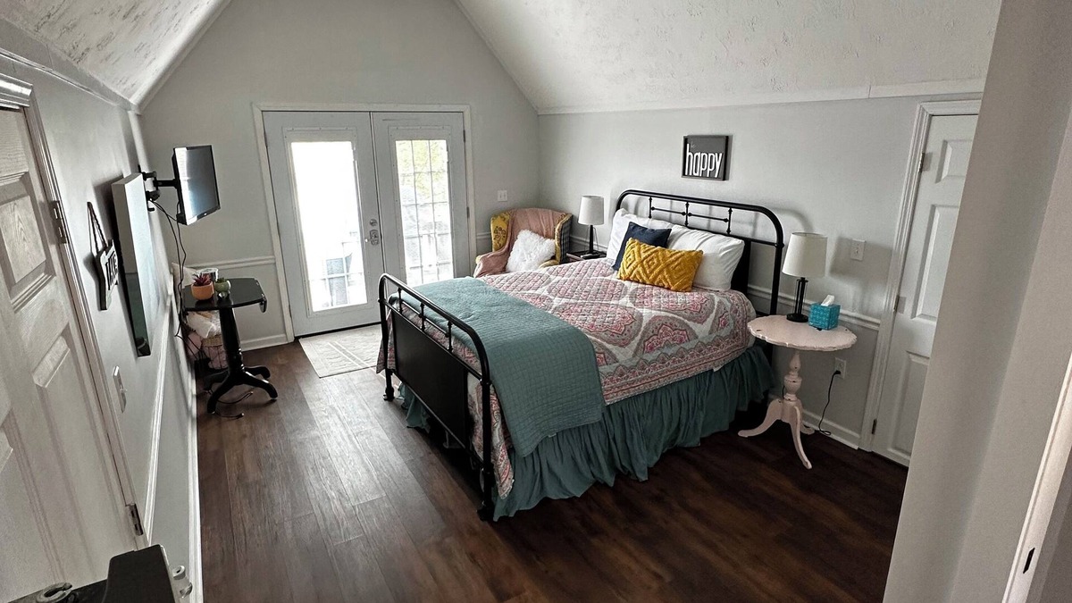Kuttawa Apartment | Cozy loft within walking distance of Hu’Bs. Beautiful lake view!
