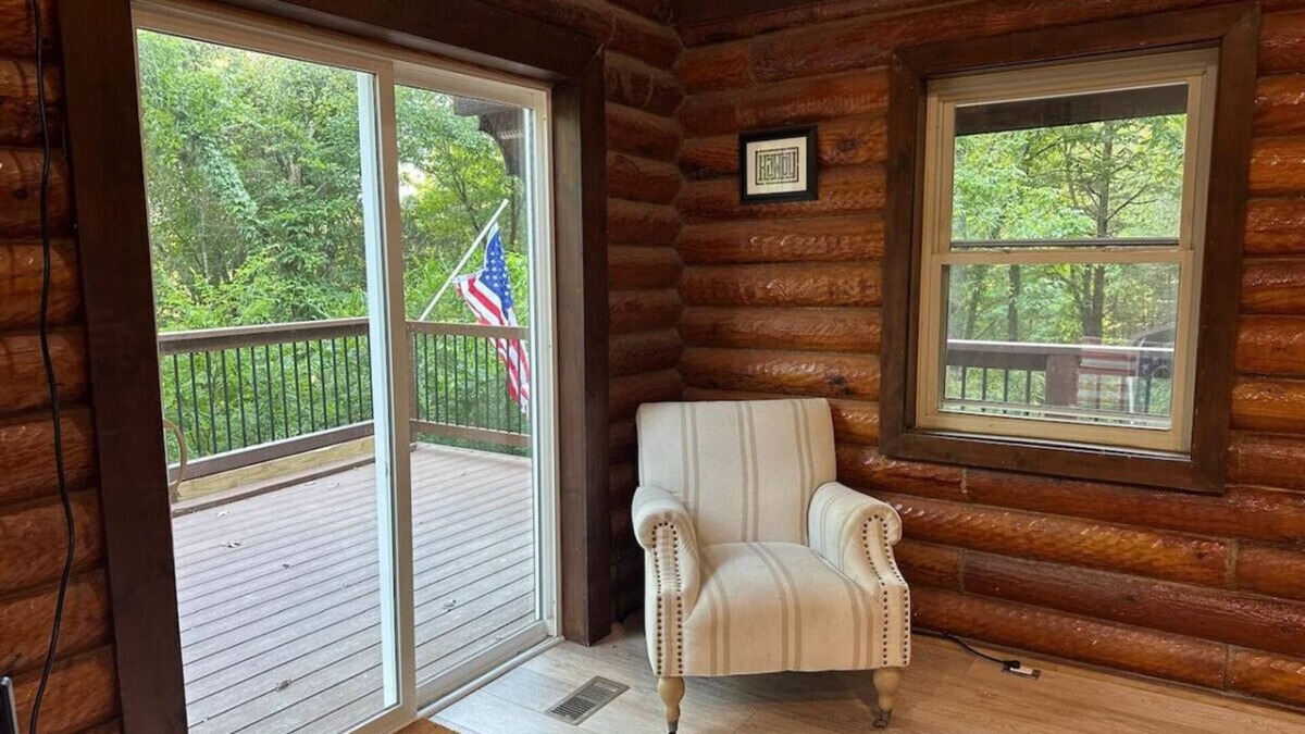 Bellevue Apartment | Cozy log cabin, 25 mins to Broadway