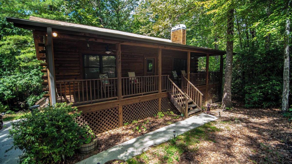 Salem House | Cozy Log Cabin at Lake Jocassee - with Hot Tub, State Park Pass & Boat Parking