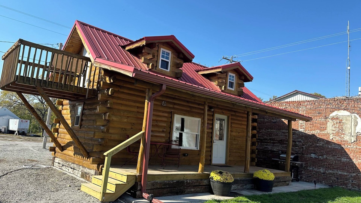 Moravia Cabin | Cozy log cabin located in downtown Moravia, Iowa.