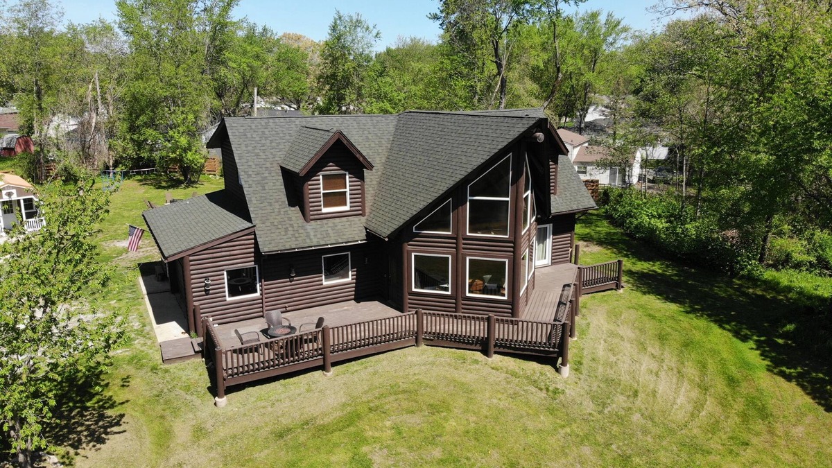 Portage Cabin | Cozy Log Cabin Near Indiana Dunes & Lake Michigan!