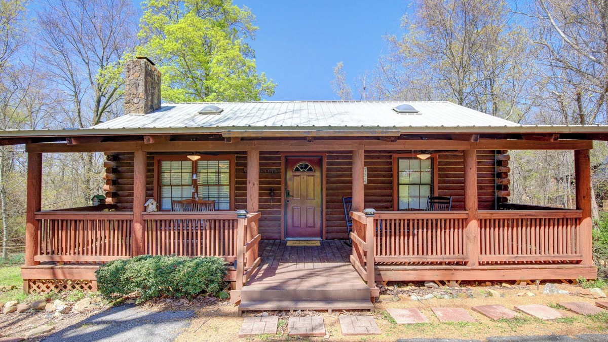 Pine Mountain Valley Cabin | Cozy Log Cabin tucked away in Warm Springs! Near Callaway and FDR