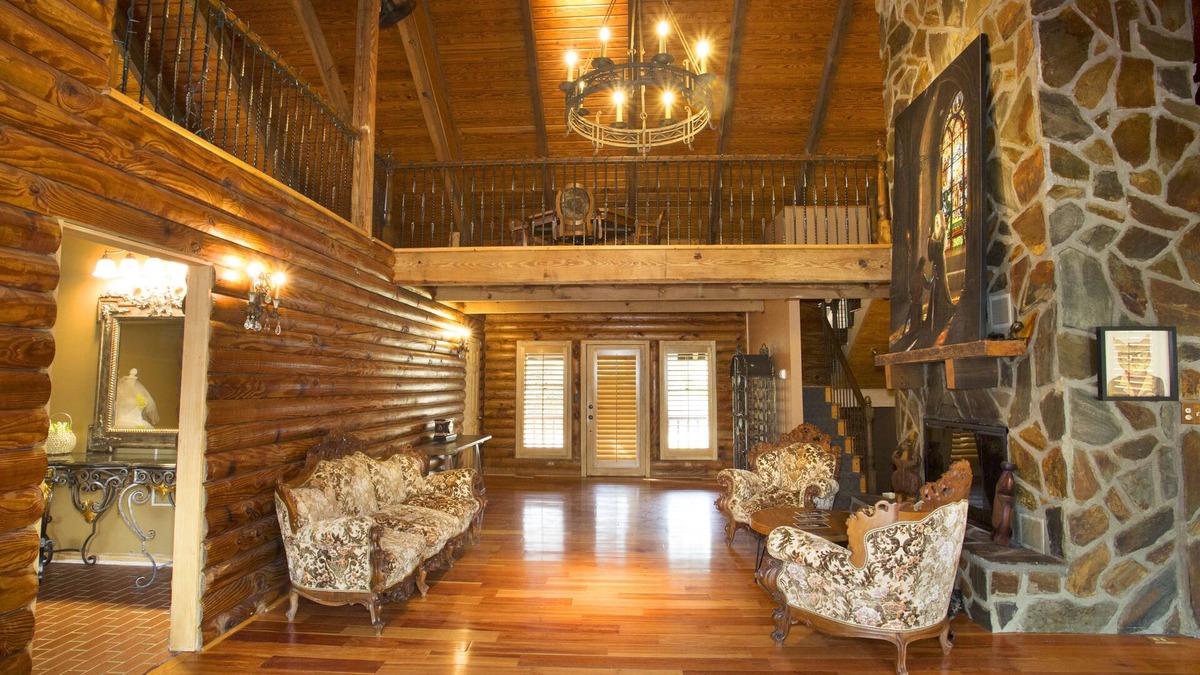 Canton Cabin | Cozy Log Cabin