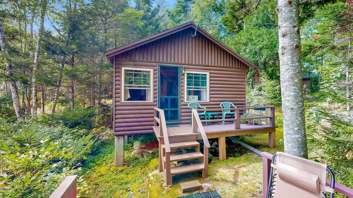 Northport Cabin | Cozy Log Cabin with Deck, Picnic Table & Breath-taking View