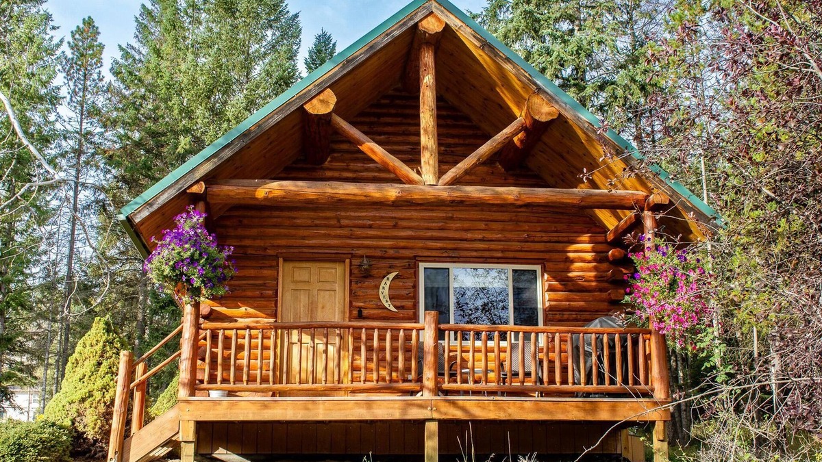 Whitefish Cabin | Cozy log cabin with fireplace and jacuzzi tub, close to skiing