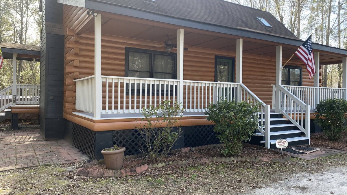 Florence Cabin | Cozy log cabin with plenty of space in Florence, SC