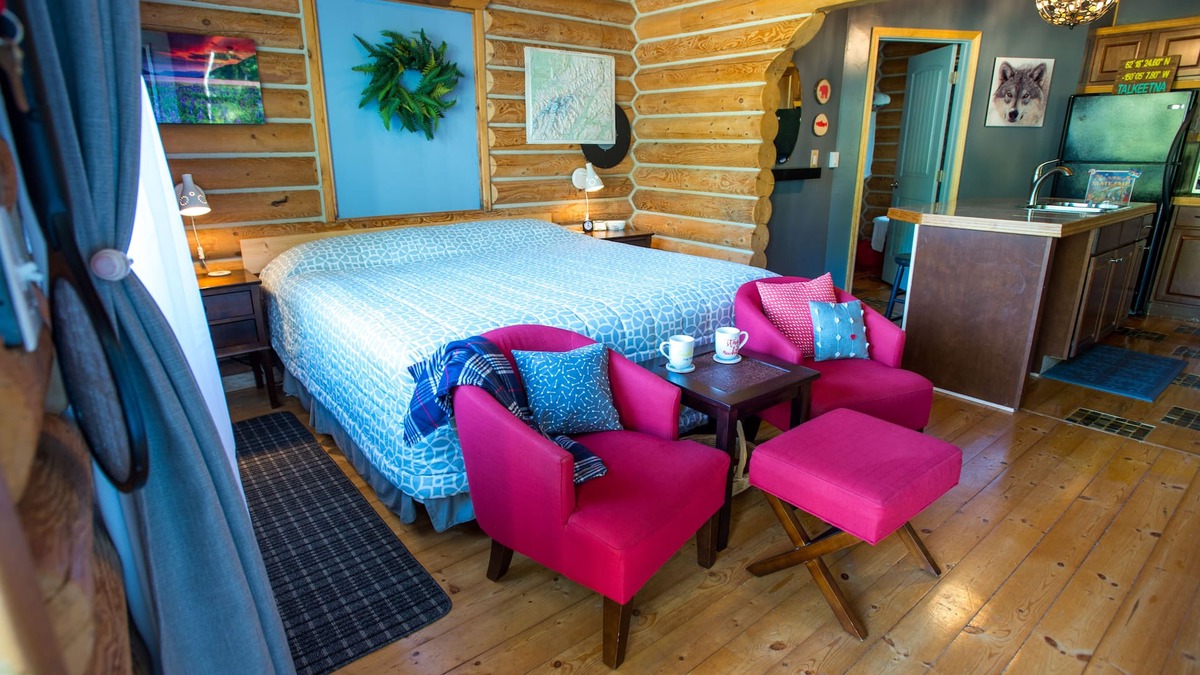 Susitna North Cabin | Cozy Log Home -King bed, full kitchen, bathroom with clawfoot tub, outdoor area