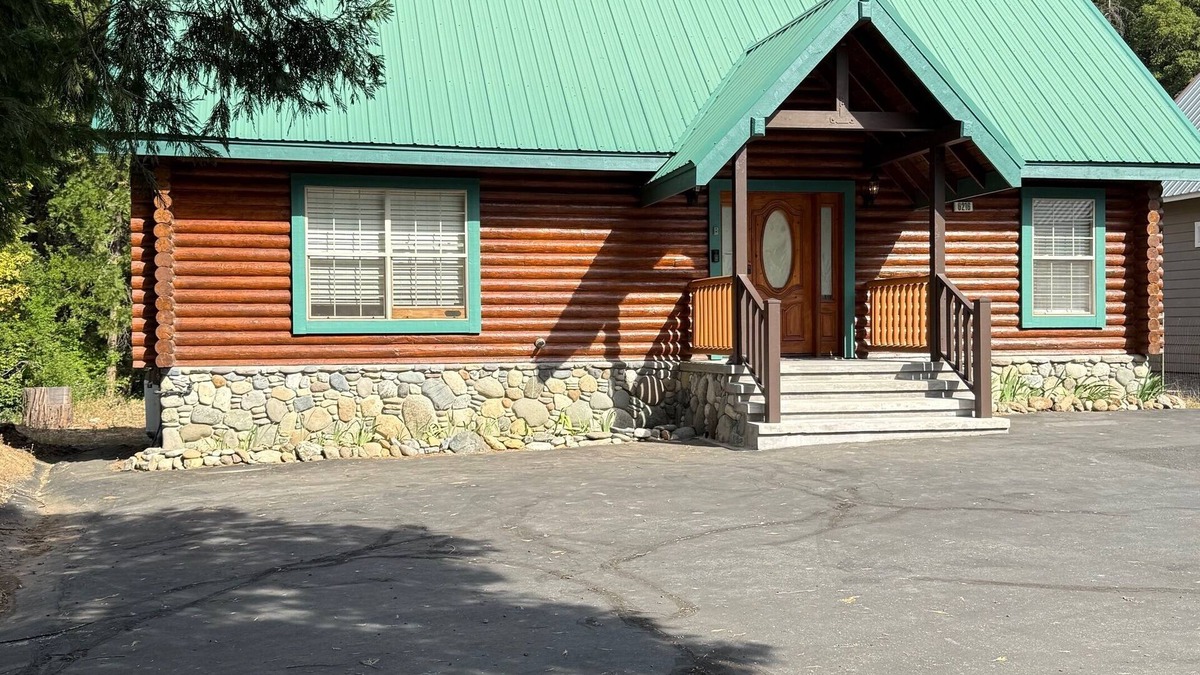 Dunsmuir House | Cozy Log Home on the Banks of the Upper Sacramento River