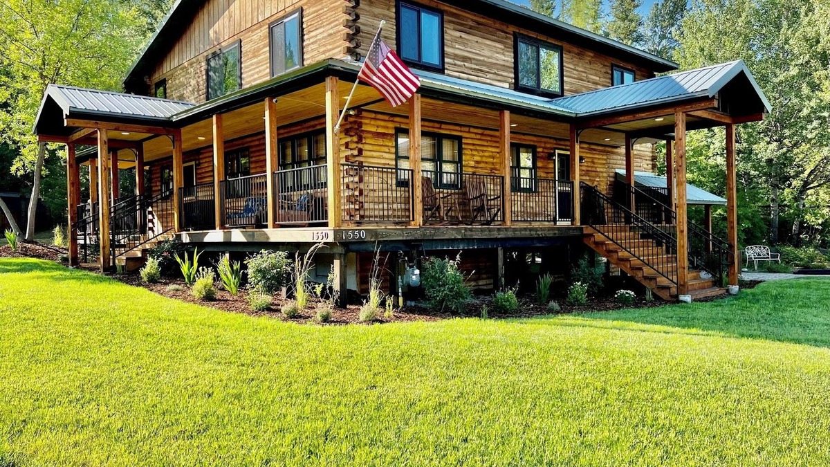 Columbia Falls House | Cozy log home sleeps 14 in beds 5.5 baths near Glacier Park and Whitefish Resort