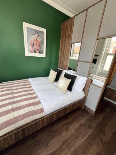 Coppetts Apartment | Cozy London Apartment with Great Location