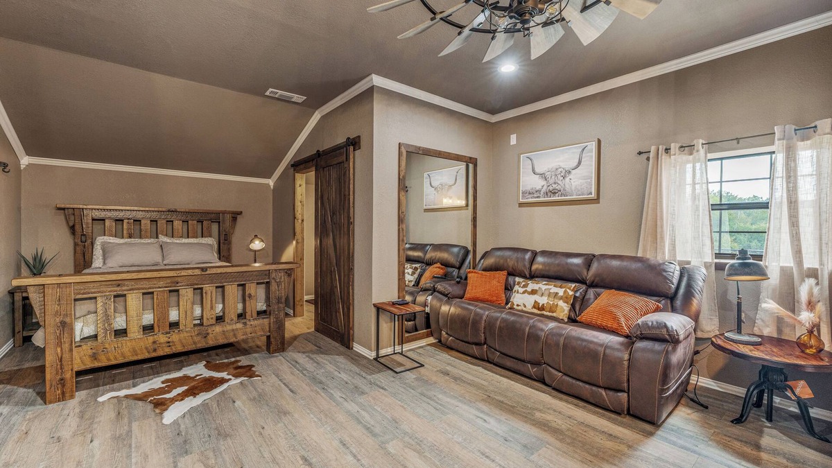 Dennis Cabin | Cozy Longhorn Suite on the River