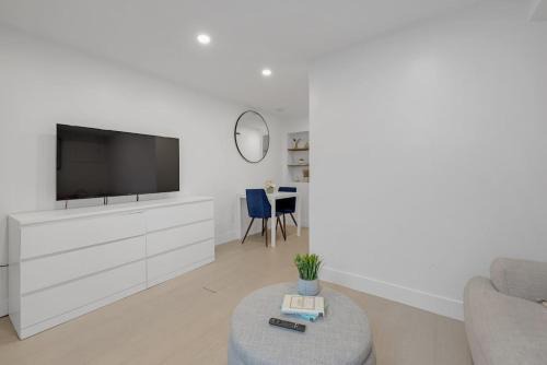 Beaconsfield Village Apartment | Cozy Lower Level Apartment in Trendy Neighbourhood