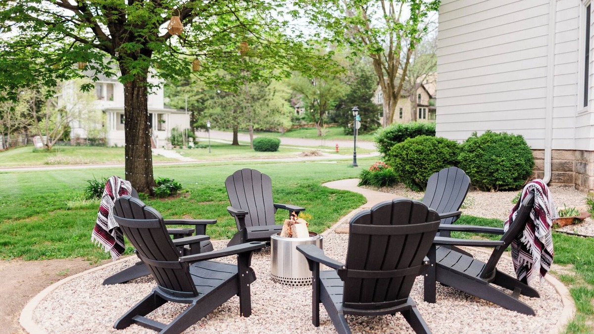 Baraboo House | Cozy Luxe Retreat| High-End Design w/outdoor fire pit WI Dells, Cascade MT, Devils Lake