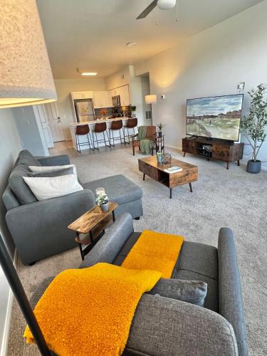 Mission Viejo Apartment | Cozy Luxurious Spacious Apt with Valley View, Attached Garage,Pool,24-Hour Gym, 3 TV