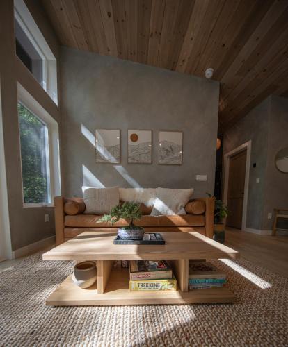 Sunday River Area Apartment | Cozy Luxury Cabin w Hot Tub, Fire Pit, King Bed