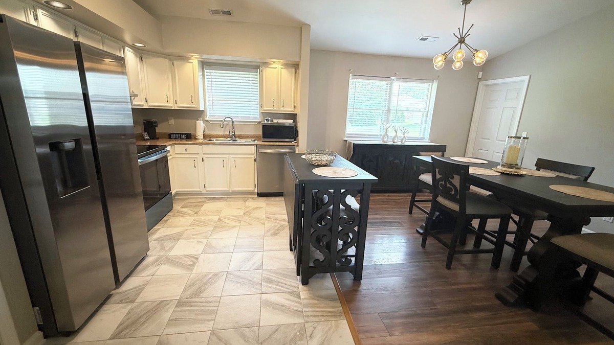 Jeffersonville - Clarksville House | Cozy meets Classy in this Modern & Inviting 3BR-2BA house with AC, WiFi