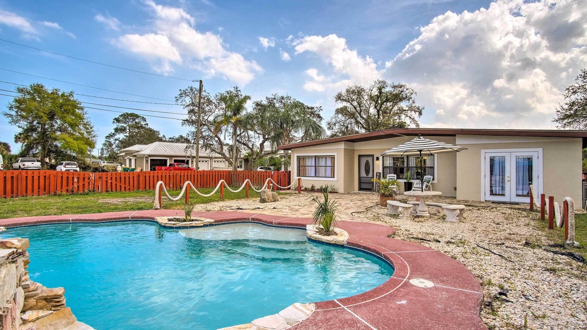 Tropic House | Cozy Melbourne Home w/Deck & Pool: 5 Mi to Beach!