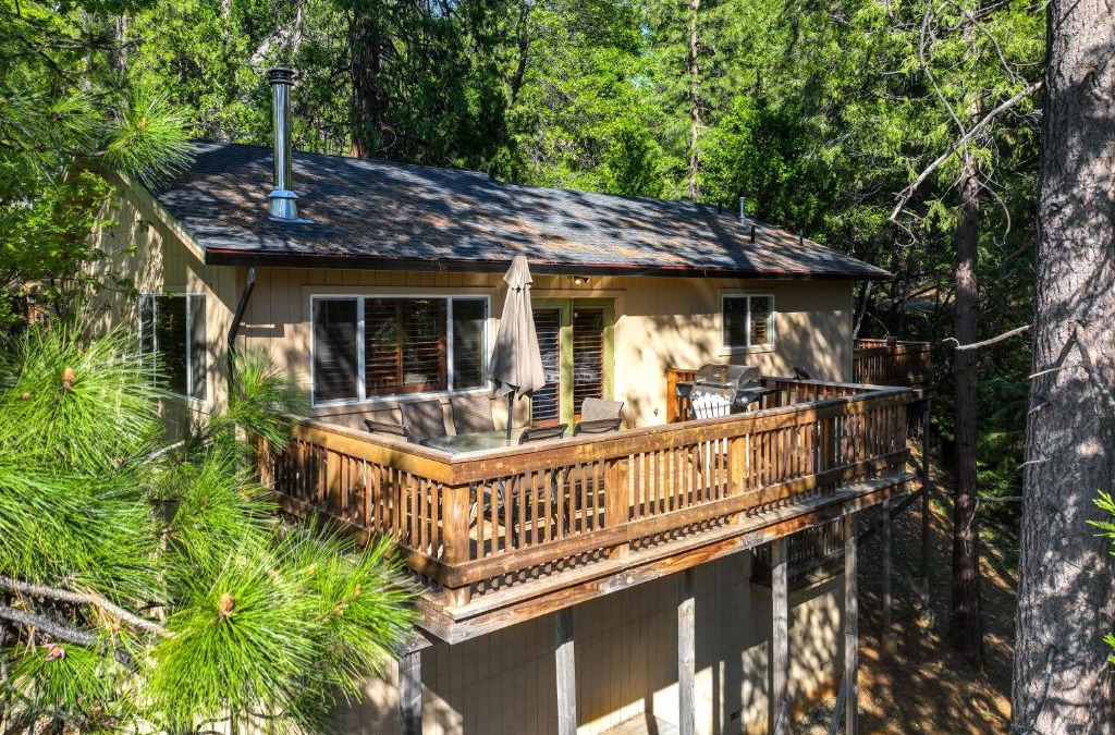 Mi-Wuk Village House | Cozy Mi-Wuk Village Cabin with Deck!