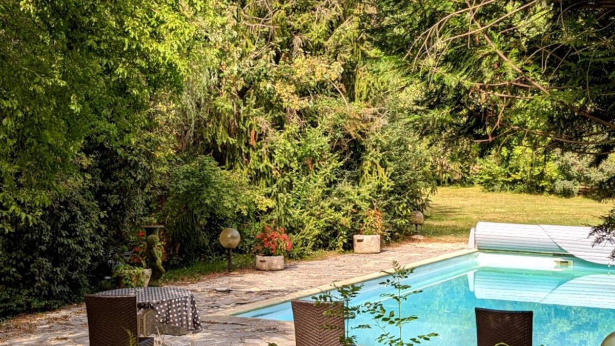 Urval Apartment | Cozy micro apartment in natural shaded park of the Perigord Noir nearby Le Bugue