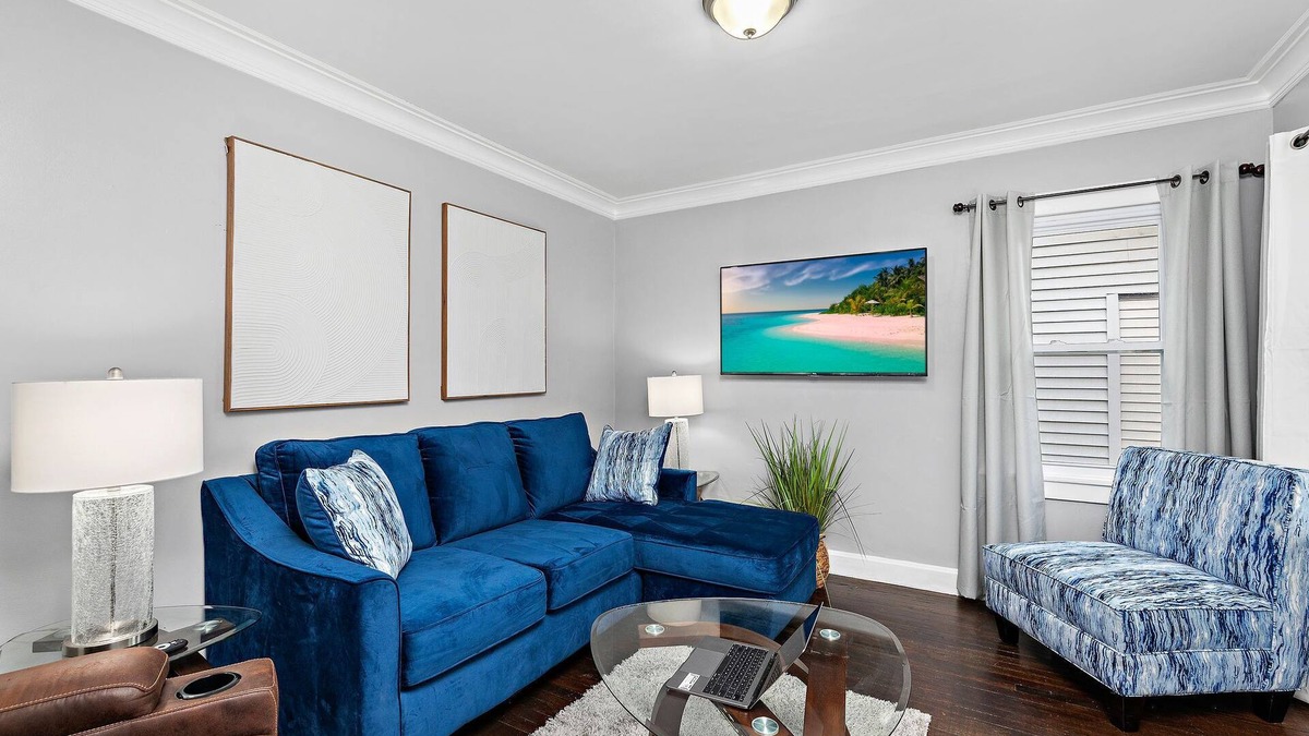 Kansas City House | Cozy midtown home 10 minutes to downtown Kansas City.