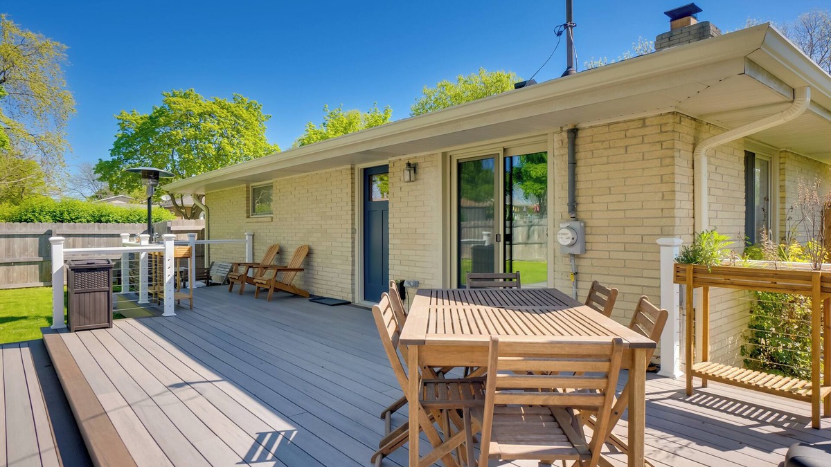 Milwaukee Apartment | Cozy Milwaukee Apartment w/Deck, 2 Mi to Airport!