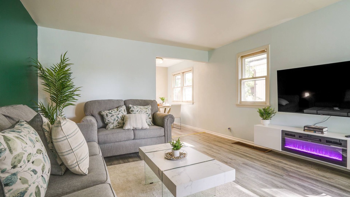 Morris Park House | Cozy Minneapolis Duplex - 10 Mi to Downtown!