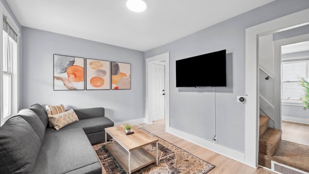 Natrona Heights Apartment | Cozy&Modern 2 Bdr Apt Natrona