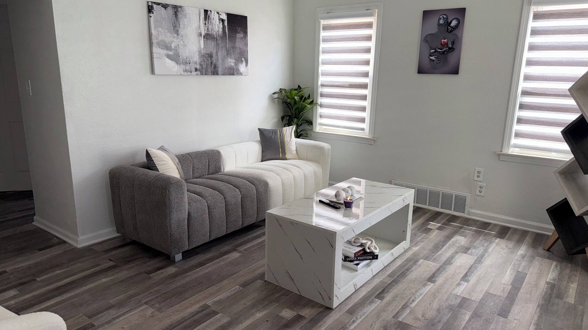 Redford House | Cozy Modern 2-bedroom house in wonderful Detroit/Redford Area.