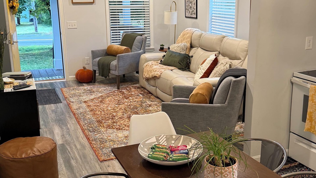 Stanton House | Cozy Modern 3-bd, Pet Friendly, 12 miles from RRG!