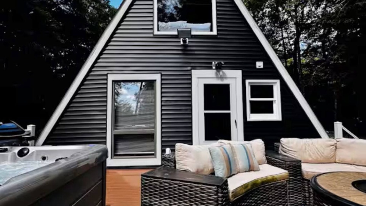Tamworth Ski Chalet | Cozy & Modern A-Frame in the woods w/HOT TUB