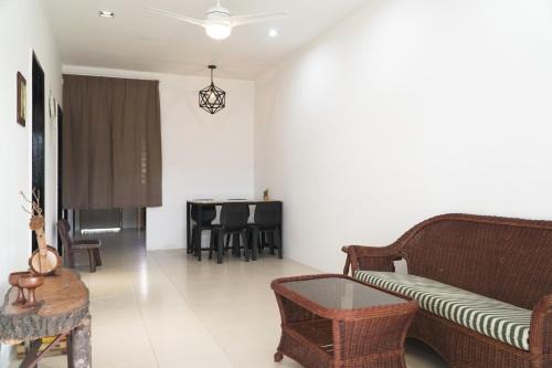 Gambang House | Cozy, Modern, Air Cond Gambang Water Park Homestay - The Pigeon Guest House