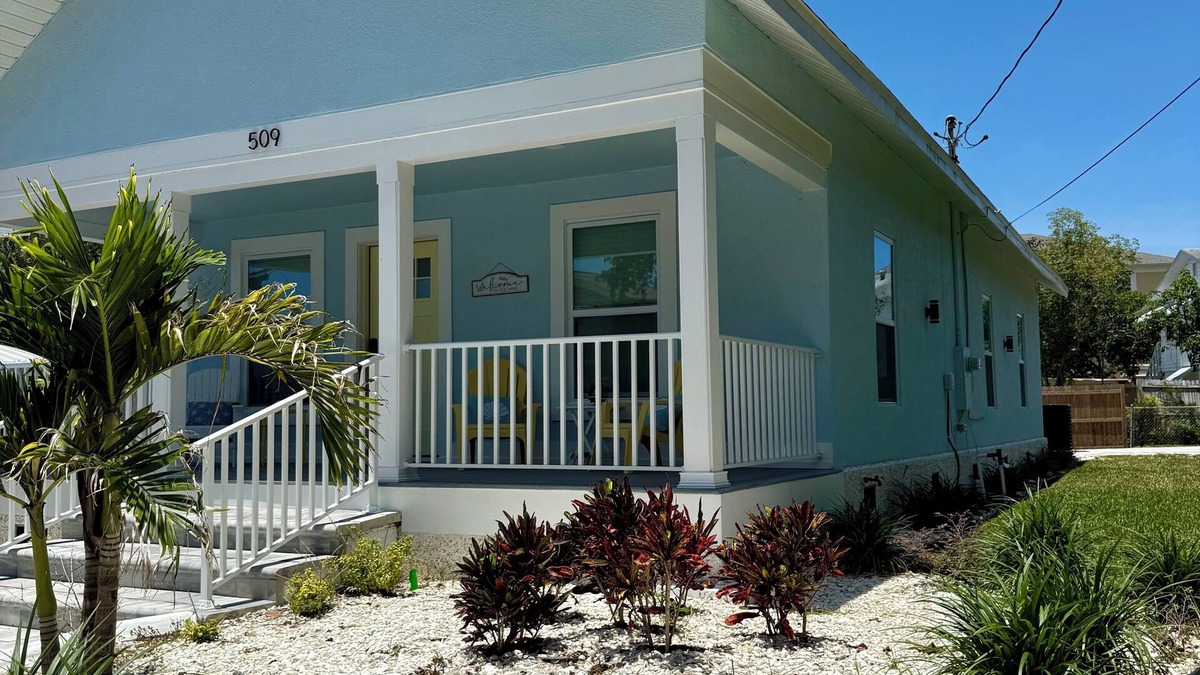 Tarpon Springs House | Cozy & Modern Coastal Retreat- Steps from the Sponge Docks!