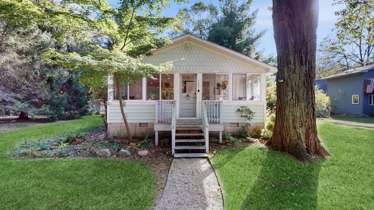 Lakeside House | Cozy Modern Cottage, Near beach & Town, Lovely Large Back Yard, WIFI, & W/D