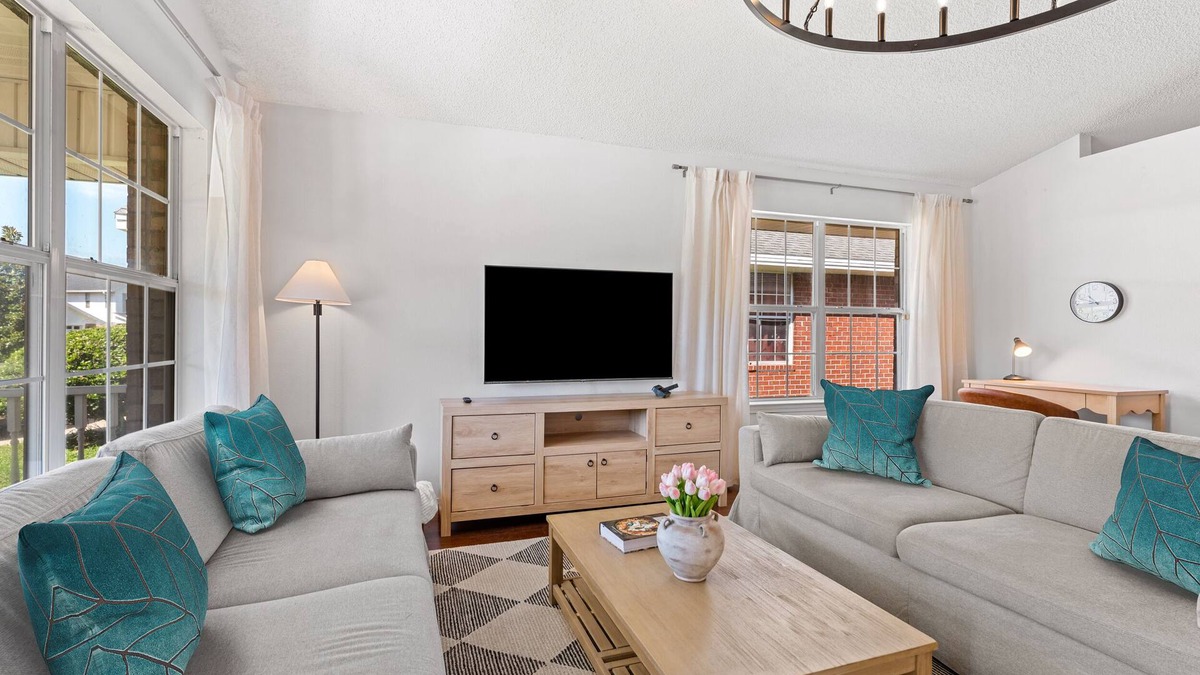Westside House | Cozy Modern Family Home w/Firepit + Pool Access