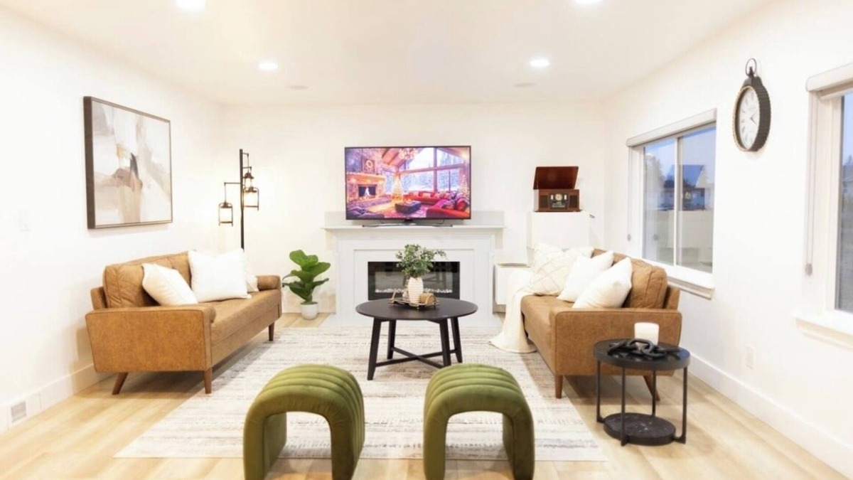 Auburn House | Cozy Modern Home. Stylish, Bright, and Inviting