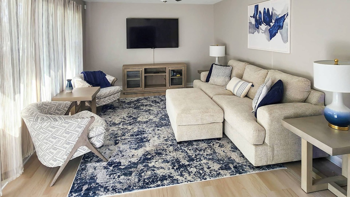 Saylorville House | Cozy, modern stay perfect for families. Fully fenced and private back yard.