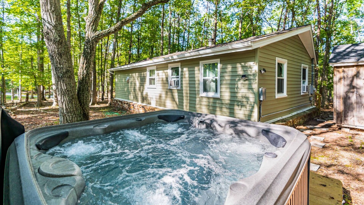 Berkeley Springs Cabin | Cozy & Modern w/Hot Tub, Fire Pit, Grill & Pond