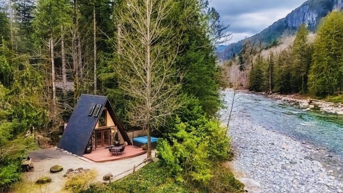 Index Cabin | Cozy mountain A-Frame cabin on river w hottub & views. Minutes from hikes & ski!