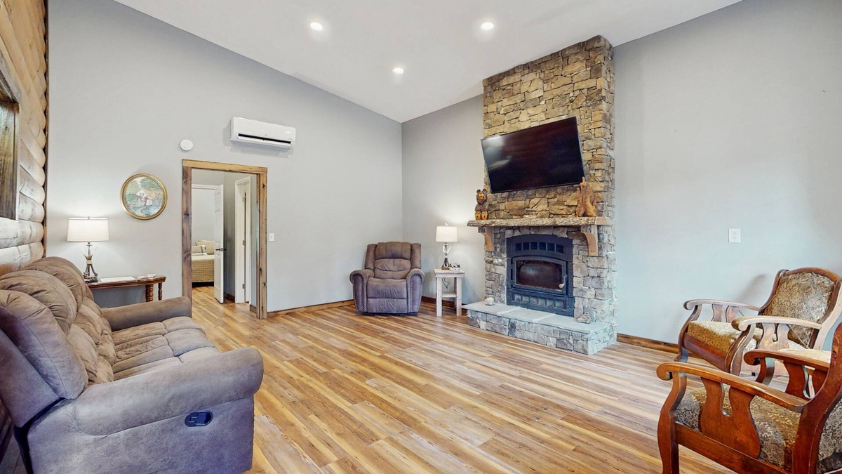 Lookout Mountain Cabin | Cozy mountain cabin with fire pit, outdoor kitchen & scenic yard